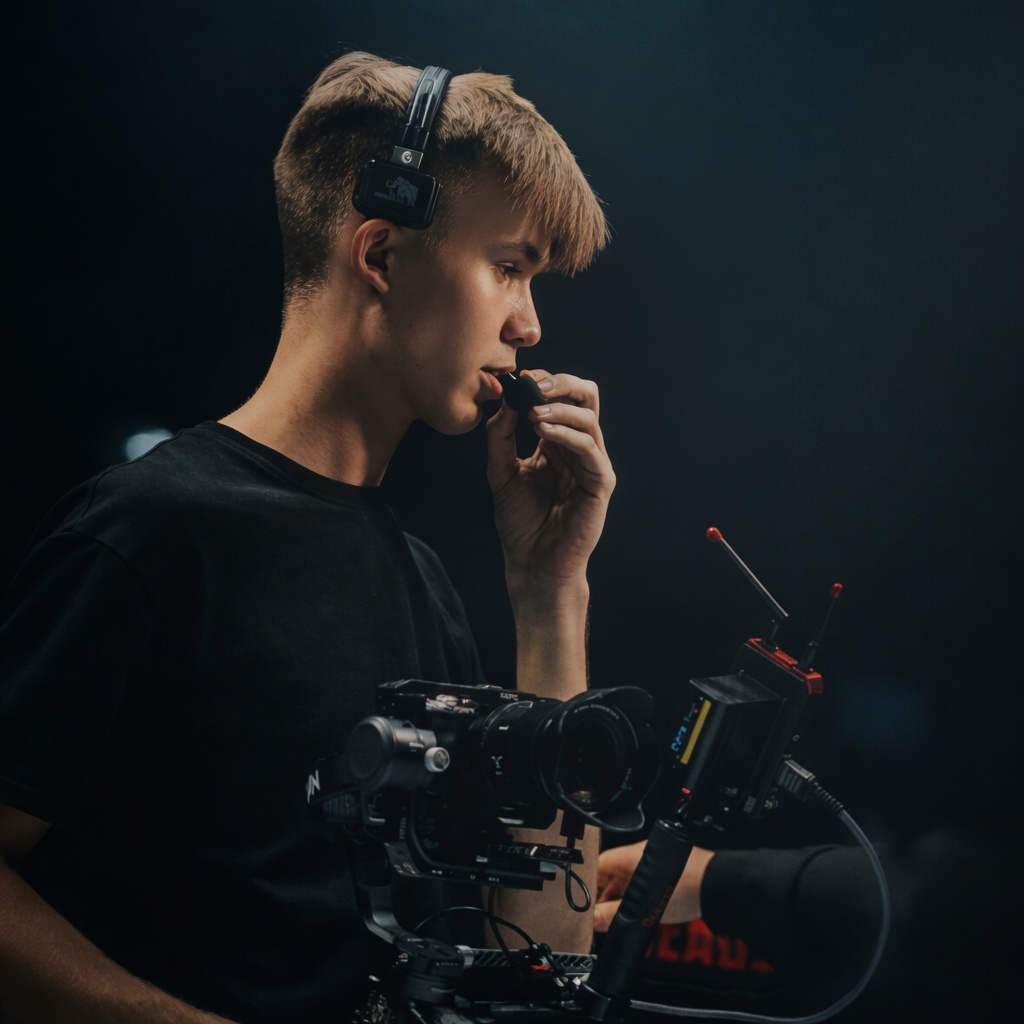 Алексей — видеооператор за работой